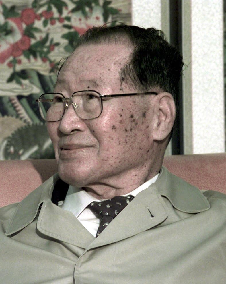 Chung Ju-yung, người sáng lập Hyundai Group, được chụp ảnh tại Panmunjom năm 1998
