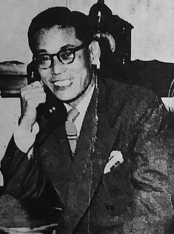 Lee Byung-chul, người sáng lập Samsung Group, được chụp ảnh tại bàn làm việc vào khoảng năm 1950