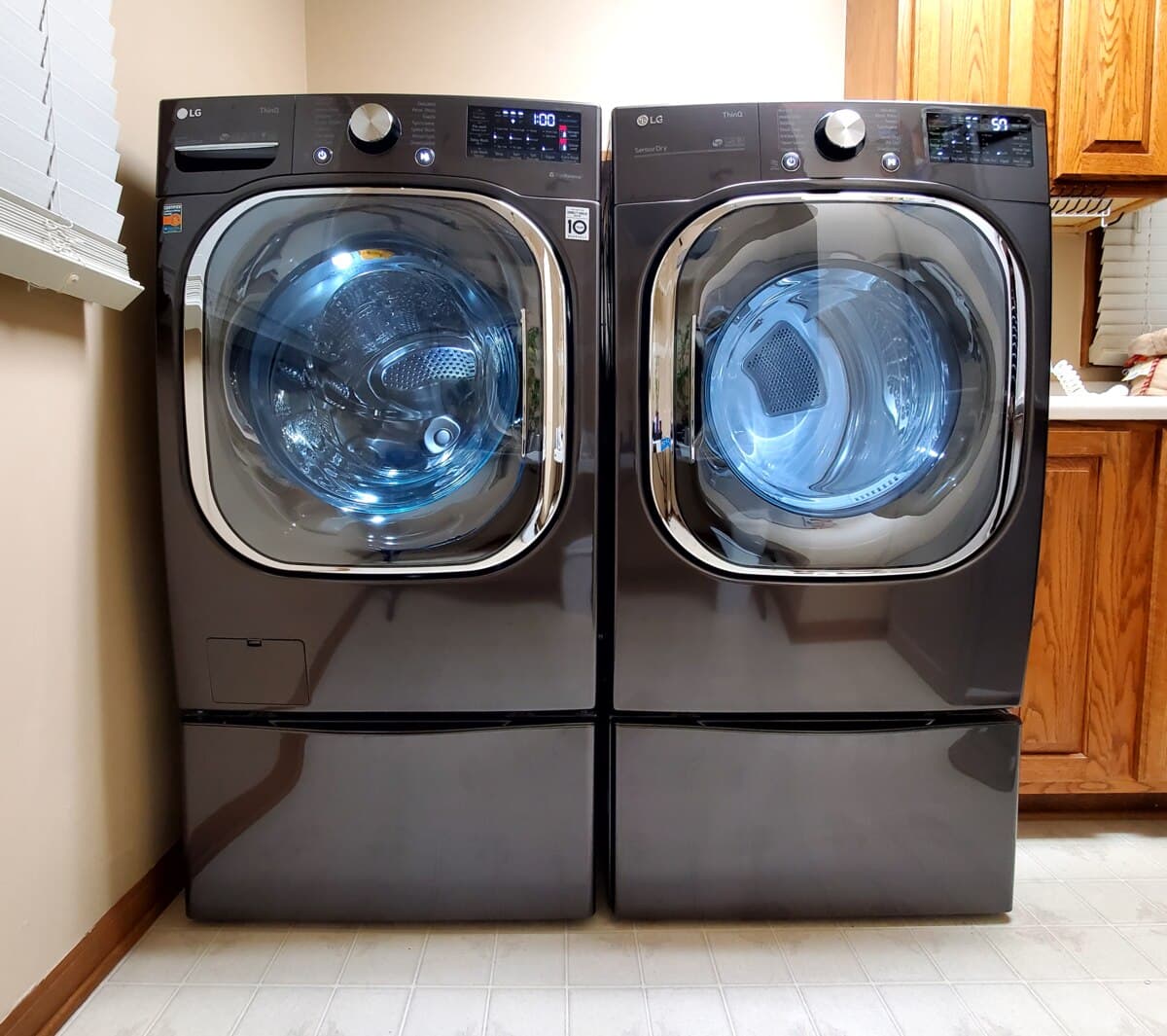 Bộ máy giặt và máy sấy LG được lắp đặt trên chân đế lưu trữ