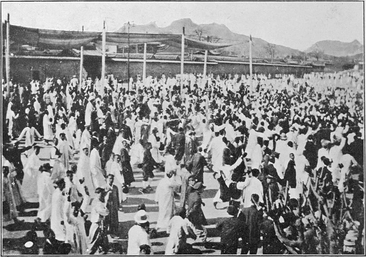 1919年三一运动期间,韩国示威者聚集于首尔,举行反抗日本殖民统治的早期独立示威活动