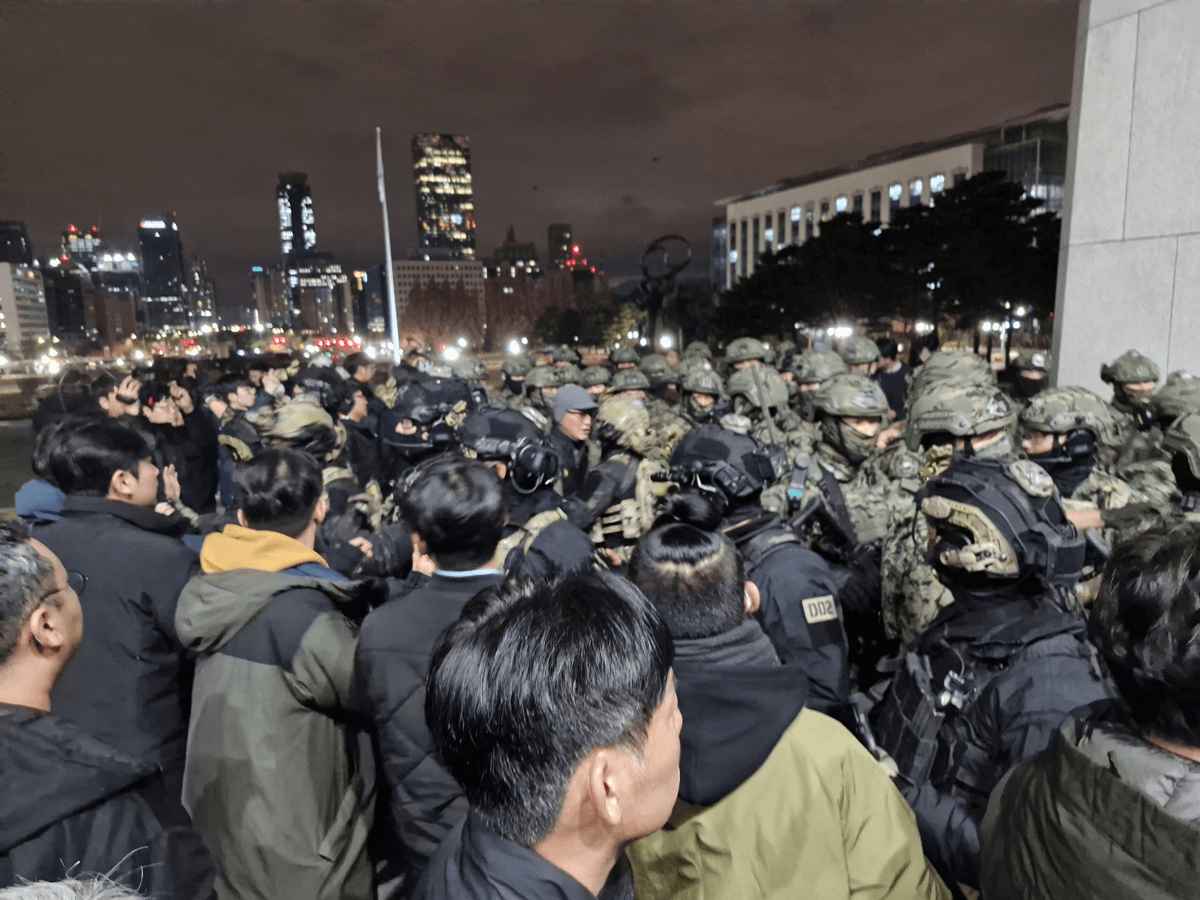 2024年12月戒严宣布期间,韩国士兵在首尔国会大厦外部署