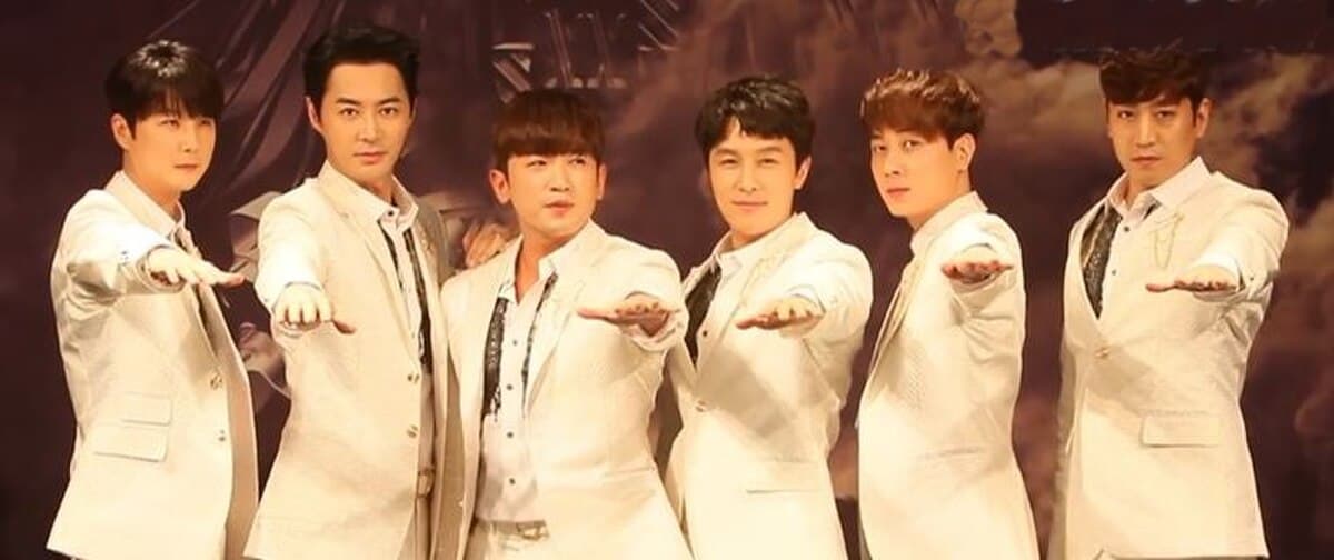 Sáu thành viên của Shinhwa, nhóm nhạc nam K-pop thế hệ 1, tại sự kiện kỷ niệm 20 năm ra mắt năm 2018